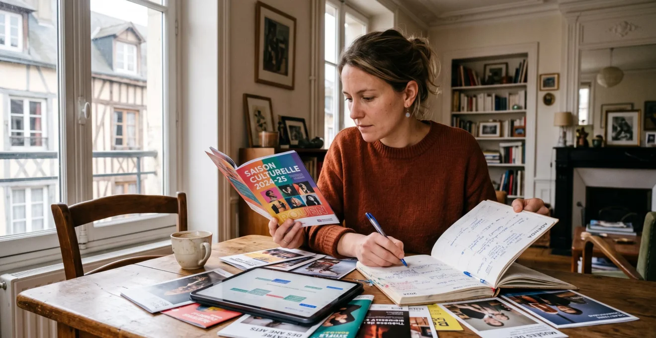 Une femme planifie ses sorties culturelles en comparant un agenda numérique sur tablette avec des brochures de saison posées sur une table en bois.